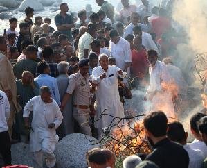Dharamshala: Agriculture Minister attended the last rites of those who lost their lives in Uthadagran accident