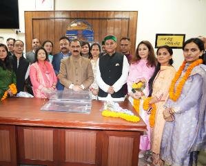 Newly elected Mayor and Deputy Mayor of Shimla Municipal Corporation called on the Chief Minister 111