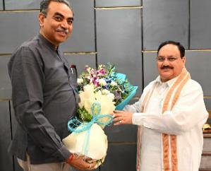  Shimla: Sanjay Tandon met JP Nadda in Delhi, presented the book 'Sunrise again Wednesday' 1111