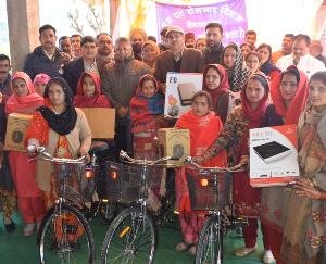 सुभाष ठाकुर ने कामगारों को किए साईकल, लालटेन और इंडक्शन हीटर वितरित