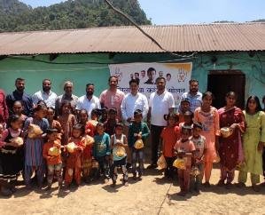  Solan: Youth Congress distributed fruits and biscuits to the children on the death anniversary of Rajiv Gandhi