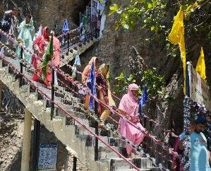 Jaisinghpur: Couples pay obeisance at Shri Bhaudi Siddha cave temple to get child happiness
