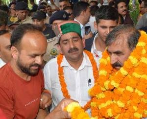  Chief Minister reached Kangra on a nine-day tour, warmly welcomed at the airport 111