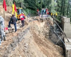  Shimla: NH-5 closed due to road collapse in Theog, Upper Shimla cut off from the capital 111
