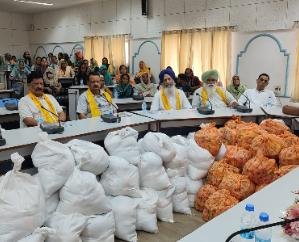 Una: 56 widow women got ration in Himotkarsh Amodani Ration Distribution Project