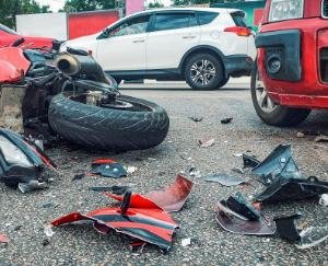 बरायली झरना के पास निजी बस व मोटरसाइकिल में हुई टक्कर