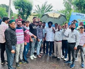 Fatehpur: Department is doing injustice to multipurpose workers, government should make policy: Rajneesh