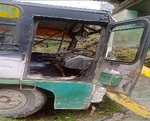 Shimla: The bus collided with the hill in Rohru, a big accident was averted due to the understanding of the driver.  444