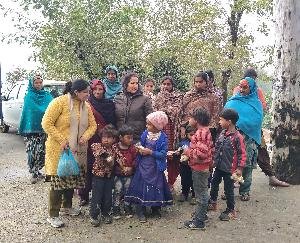 लाडली फाउंडेशन ने गरीब बच्चों को बांटी मूंगफली व रेवड़ियां