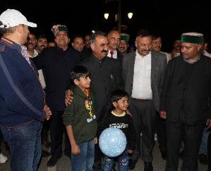 The Chief Minister released the souvenir of the summer festival, also took a tour of the Mall Road.