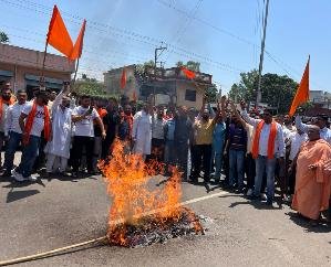 Maihatpur: Shiv devotees protest for making indecent remarks against Lord Shiva