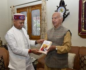 Dharamshala: Governor met Shanta Kumar