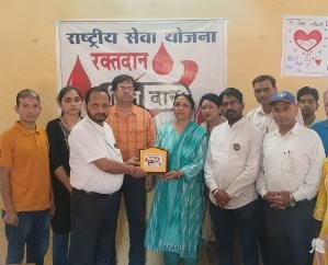  Sirmaur: Hemant Sharma donated blood for the 50th time and Dr. Anurag Gupta for the 23rd time.