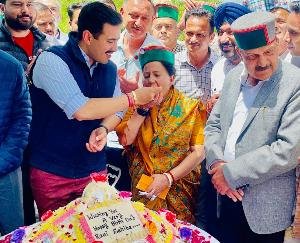 Shimla: Pratibha Singh celebrated her birthday with party workers at Holi Lodge.