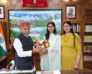 The governor honored Charvi, who was the state topper in NEET