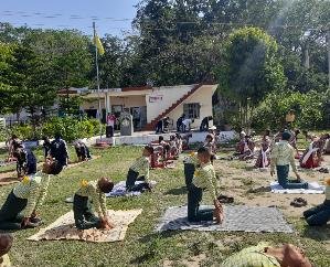 Ayush department is getting people to practice yoga in Bhogarwa and Palakhi of Indora