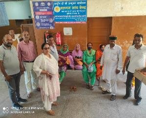 Jaswan-Paragpur: On the birthday of Rahul Gandhi, Congress workers distributed fruits in Dadasiba Hospital