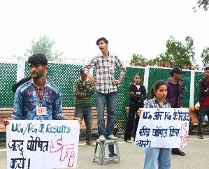 शिमला : एसएफआई ने छात्र मांगों को लेकर पिंक पैटल पर किया धरना प्रदर्शन 