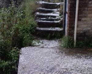 बारिश और ओलों से बदला मौसम का मिजाज़ 