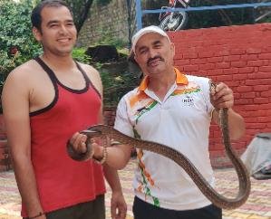  Jaisinghpur: Mathur Dhiman and his 14 year old daughter rescue seven foot rat snake