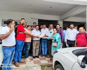 Jwalamukhi: Zila Parishad workers submitted memorandum to BDO for mass leave