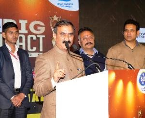 Chief Minister felicitated Himachali celebrities who earned name in country and abroad