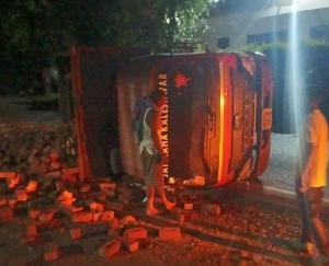 kangra : Truck full of bricks overturned at 10.30 pm in Shahpur 111