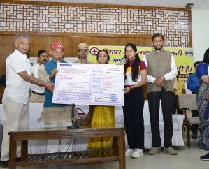 Mandi: Governor gave financial assistance to orphans through Red Cross