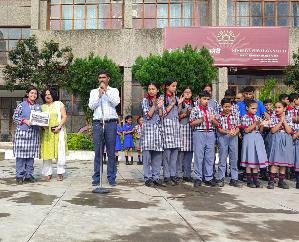 Yashika of Kendriya Vidyalaya Naleti shared the experiences of ISRO's Young Scientist Training Program in the prayer meeting