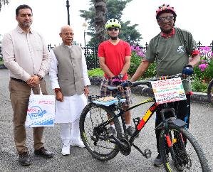 Shimla: Cyclist Sanjay Mayuri met the Governor