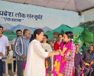 Sirmour: Shubhra of Sanio Didag School got first place in essay writing, won a prize of one lakh rupees