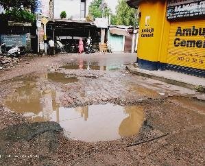 Jaisinghpur: Pits lying on the Lambagaon road inviting accidents