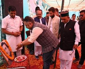  Shimla: Minister van onderwys self. Kranse aangebied op Ramlal se doodsherdenking
