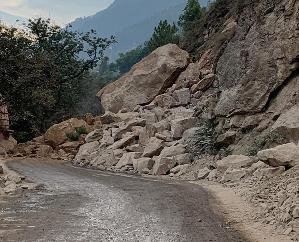 Kullu: Vehicular movement closed on Kullu-Manali road