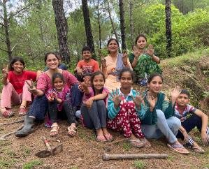  Solan: Mountaineer Baljeet and NRLM President Seema Hanoth planted saplings with children