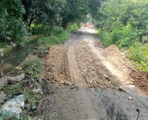  Indora: The sub-divisional officer provided relief to the people troubled by the dirty water of the drain entering the houses.