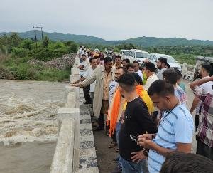 Rakesh Pathania visited flood affected Riyali Panchayat