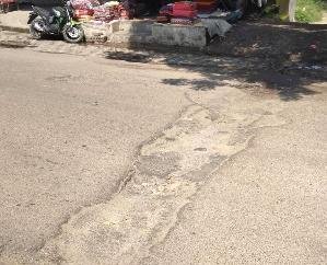 Dehra: The condition of Nehran Pukhar to Paragpur road is bad, drivers are upset due to potholes