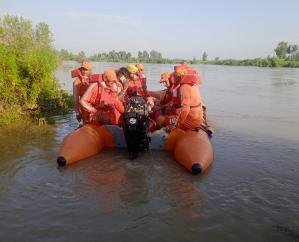 Indora: NDRF rescues 3 people stranded on the island