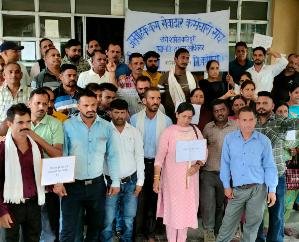  Dharamshala: Water carriers took to the streets demanding regularization