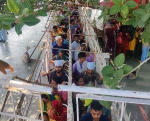 Indora: Crowd of devotees of Bholenath gathered in Kathgarh Shiva temple