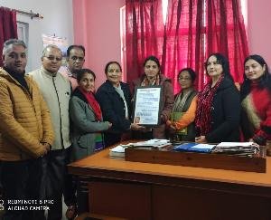 महिला साहित्यकार संस्था ने किया जिला भाषा अधिकारी को सम्मानित