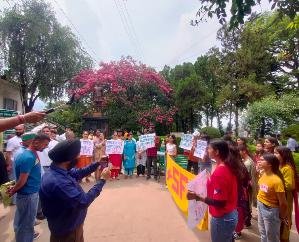 Various organizations protest at Children's Park in Solan regarding Manipur violence   123