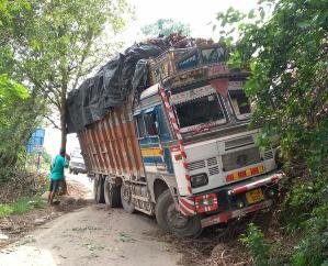  Truck collided with hill near Badlagh on Kunihar-Nalagarh road