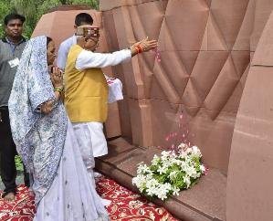 The Governor paid tribute to the martyrs of Jallianwala Bagh