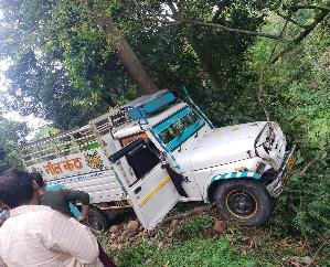  Dehra: Pickup trolley collided with a tree near Chanour, 9 passengers injured