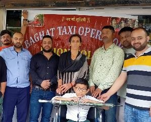 Solan: Baghat Taxi Union presented wheel chair to disabled student