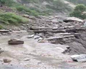 Highway closed in Rampur's Brauni Khad due to landslide 112