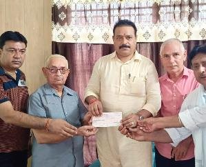 Indora: Dr. Chuni Lal gave 1 lakh and Rakesh Kumar 11 thousand in CM Relief Fund