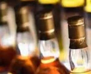 Jwalamukhi: Police caught 10 bottles of country liquor from a shopkeeper in Bana Kalan